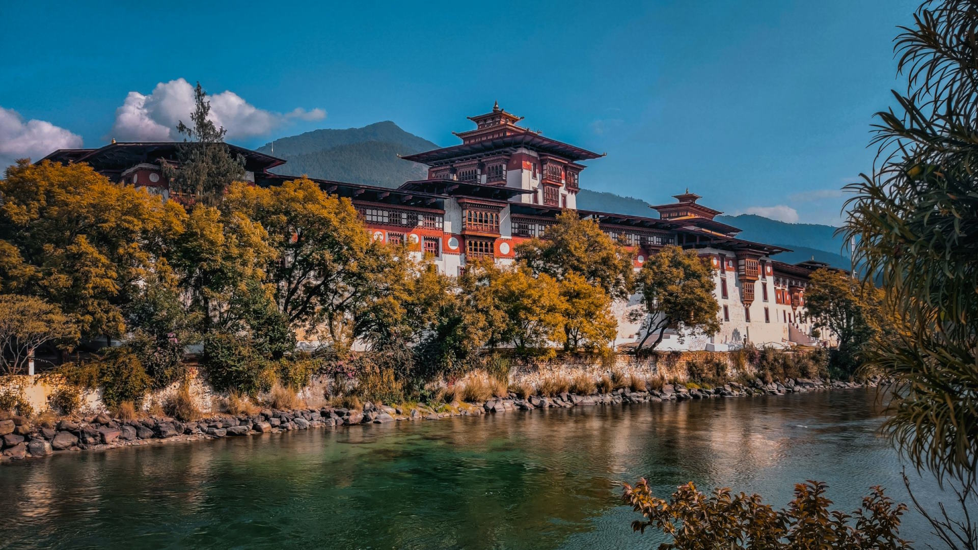 Templo de Bután cerca de un lago
