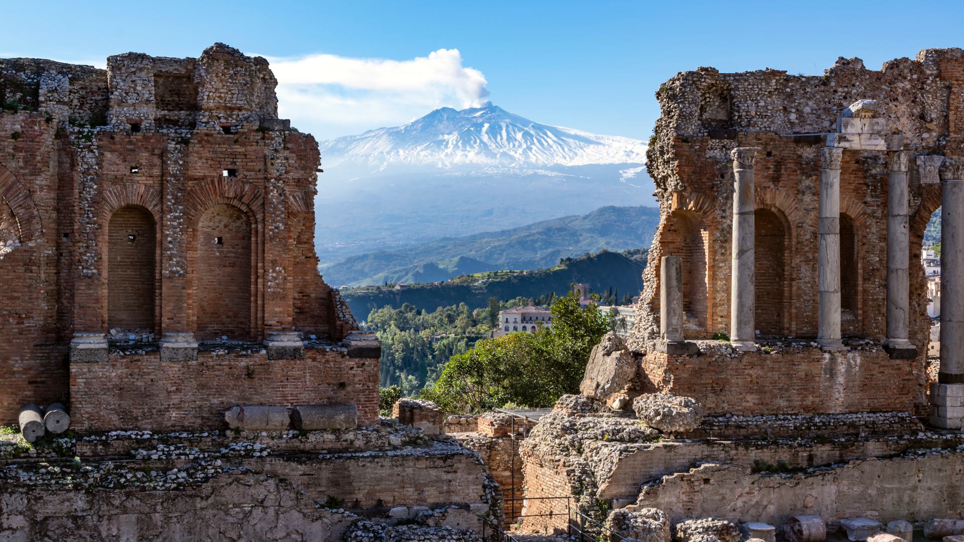 Ruinas del Teatro Antiguo de Taormina con Monte Etna de fondo